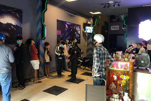 Nhiều thanh thiếu niên "cày" game chui bất chấp lệnh giãn cách xã hội