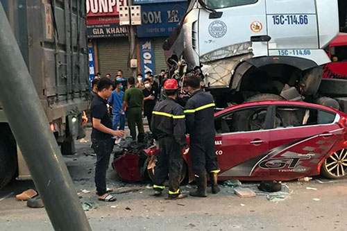 Container chèn ô tô con chờ đèn đỏ, 4 người thương vong