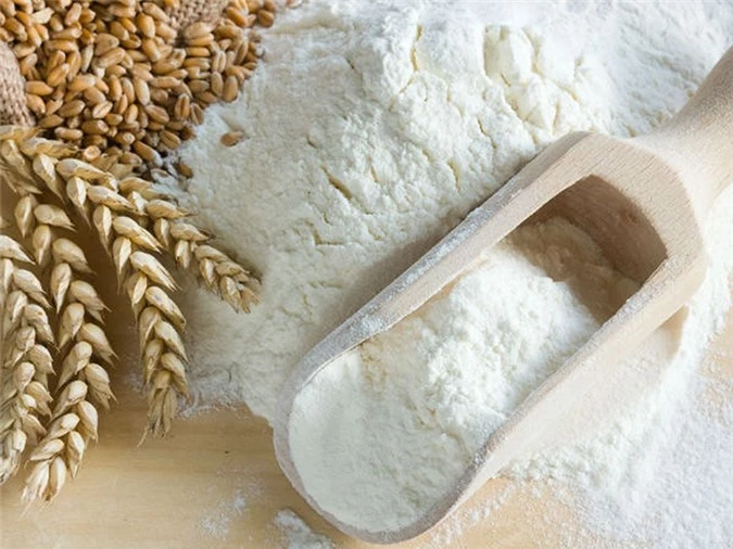 Dùng bột mì để loại bỏ vết ố vàng