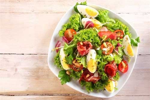 Ăn salad giảm cân theo cách sai lầm nhiều người mắc, nữ sinh nhập viện cấp cứu