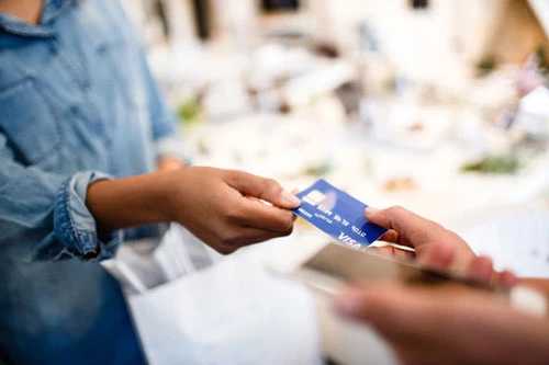 37% người tiêu dùng Việt Nam đang sử dụng thanh toán thẻ không tiếp xúc. (Ảnh minh họa: Dân trí).