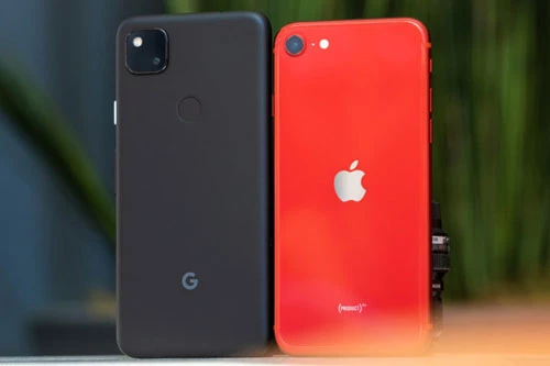 Google Pixel 4a và iPhone SE 2020 (phải). 