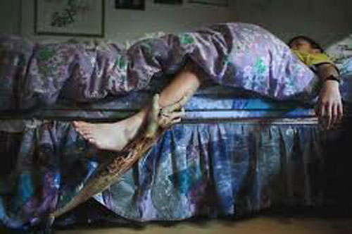 Những trường hợp bị ‘ma kéo chân’ kinh dị từng được camera ghi lại được