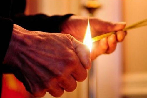 Thắp hương đúng giờ hoàng đạo này, gia chủ dễ giàu lên nhanh chóng, tiền bạc chật két