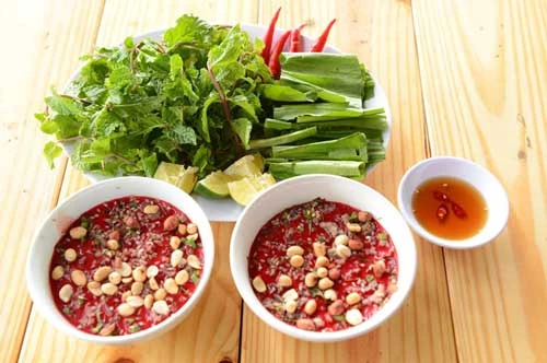 Tiết canh dễ gây ngộ độc cho bạn.