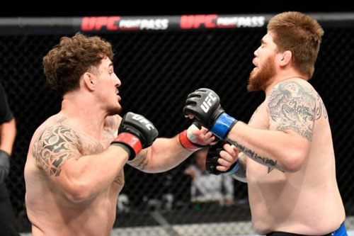 Cận cảnh cú ‘thần quyền’ khiến võ sĩ Mỹ ngã cắm đầu xuống sàn đấu