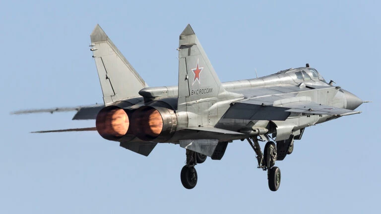 Tiêm kích đánh chặn tầm xa MiG-31 của Không quân Nga. Ảnh: TASS.