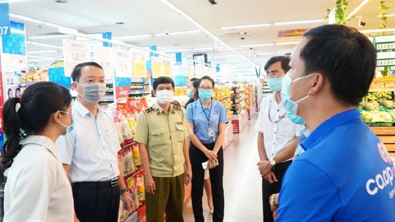 Phó Chủ tịch UBND tỉnh Thừa Thiên Huế Phan Thiên Định (thứ 2 từ trái sang) kiểm tra việc cung ứng hàng hoá tại siêu thị Coop mart Huế.