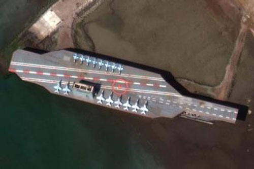 Iran kéo 'tàu sân bay Mỹ' ra biển tập bắn