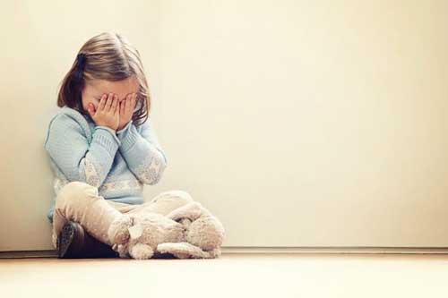 Thấy con có 5 biểu hiện này, cha mẹ cần đưa đi khám bệnh tự kỷ