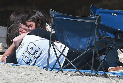 Ben Affleck hôn bạn gái cuồng nhiệt trên bãi biển