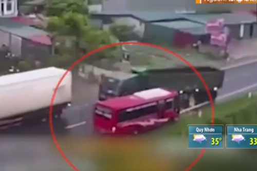 CLIP: 'Thót tim' trước cảnh xe khách lao xuống ruộng do bất ngờ gặp xe tải lấn làn