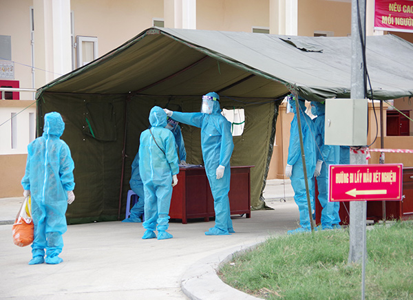 Đưa 180 người từ Bệnh viện Đà Nẵng về cách ly tại doanh trại quân đội