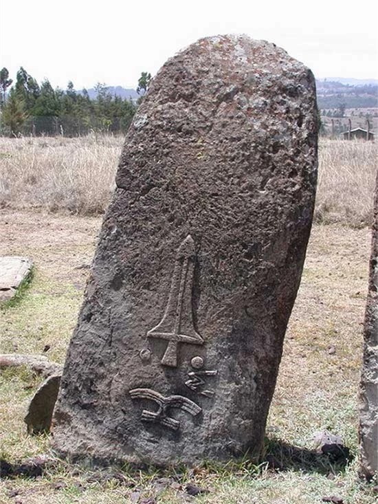 Có ít nhiều sự liên hệ giữa các tảng đá Yegran Dingay với các chiến binh cổ xưa.