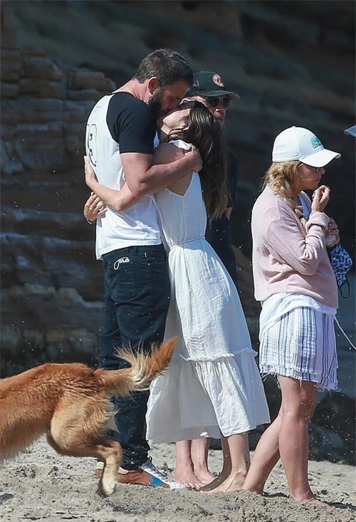 Ben Affleck trao cho bạn gái nụ hôn say đắm khi đứng cạnh vợ chồng Matt Damon trên bãi biển Malibu hôm 3/8.