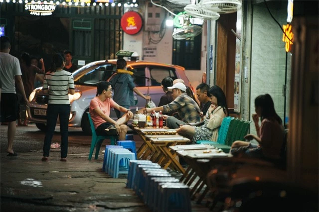 Bất chấp lệnh cấm, hàng quán vỉa hè vẫn nhởn nhơ hoạt động - Ảnh 2.