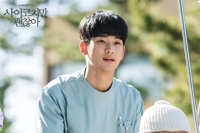 Kim Soo Hyun đóng vai điều dưỡng trong Điên thì có sao.