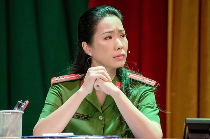 Trịnh Kim Chi đảm nhiệm vai trò đạo diễn kiêm diễn viên chính trong vở kịch của tác giả Vương Huyền Cơ. Nhân vật của cô là một nữ chiến sĩ công an nhân dân tên Linh - người luôn cứng rắn, bản lĩnh, hết mình với nhiệm vụ được giao.