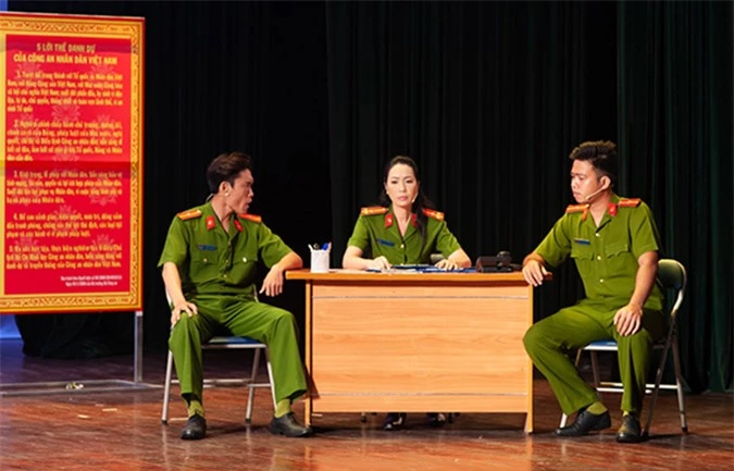 Trịnh Kim Chi vốn quen thuộc với hình ảnh người phụ nữ hiền lành, cam chịu trên màn ảnh nay lại gây ấn tượng với nhân vật nữ chiến sĩ công an dũng cảm, quyết đoán.