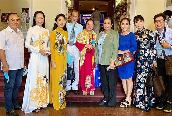 Nghệ sĩ Mỹ Uyên (thứ hai từ phải qua), ca sĩ Thanh Thuý (áo dài vàng), diễn viên Cát Tường (váy xanh) và nhiều bạn bè, đồng nghiệp chung vui với Trịnh Kim Chi.