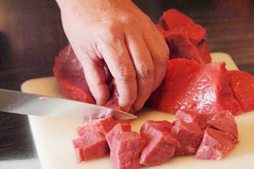 Dùng thớt kiểu này, bạn đang tự rước bệnh vào cho cả gia đình