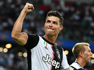 Ronaldo lọt Top 3 chân sút hiệu quả nhất năm 2020, Messi bật khỏi Top 10