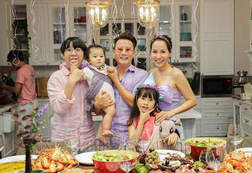 Hoàng Bách đón sinh nhật bất ngờ