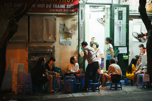 Hà Nội: Bất chấp lệnh cấm, hàng quán vỉa hè vẫn "nhởn nhơ" hoạt động