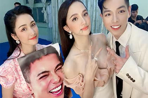 Erik được Hòa Minzy 'vác' hẳn ảnh chân dung lên chụp hình cho đủ mặt gia đình 'Hoa dâm bụt'