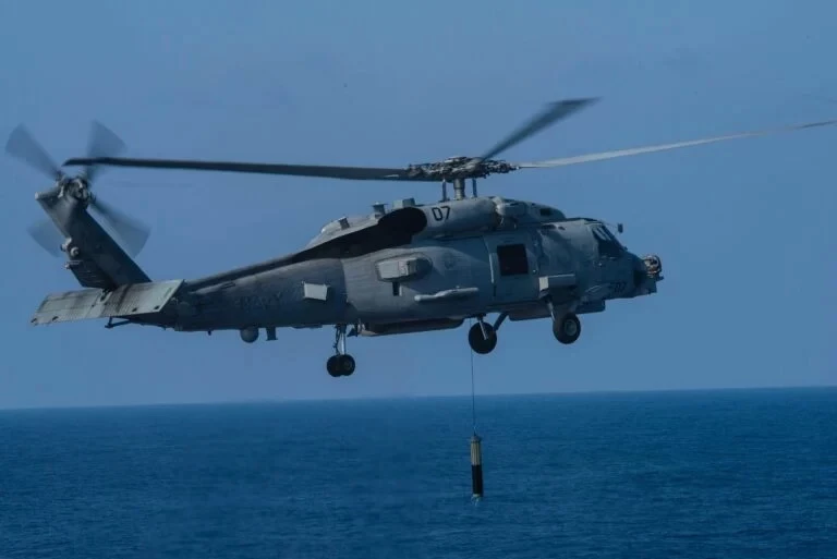 Trực thăng hải quân MH-60R Sea Hawk sẽ được trang bị thiết bị định vị thủy âm thế hệ mới. Ảnh: Defence Blog.