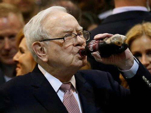 Tỷ phú Warren Buffett có lối sống giản dị dù là người giàu nhất nhì thế giới. Ảnh: Getty.