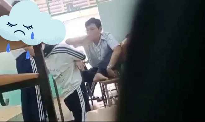 Thầy giáo chủ nhiệm tát liên tiếp vào mặt nữ sinh rồi bắt quỳ giữa lớp. (Ảnh Facebook).).