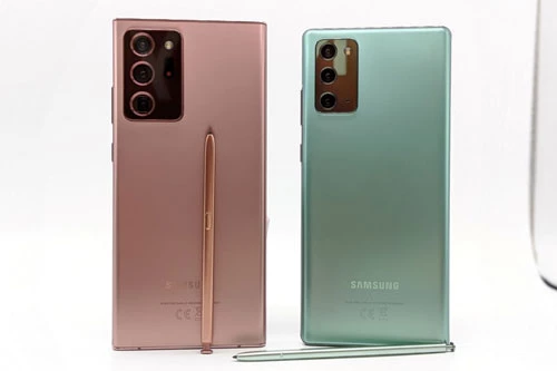 Samsung Galaxy Note 20 Ultra và Galaxy Note 20 (phải).