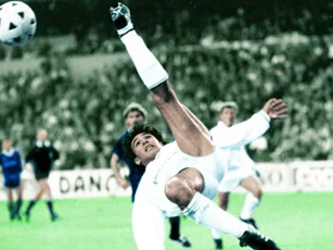 Những pha xử lý tuyệt đỉnh của các cầu thủ khiến thủ môn ‘chết lặng’ nhìn bóng đi vào lưới