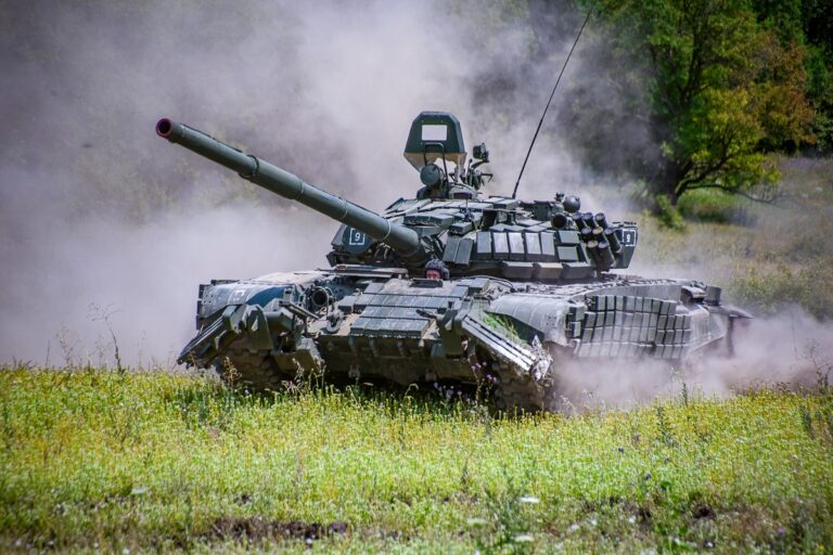Xe tăng Nga áp sát Belarus khi căng thẳng gia tăng