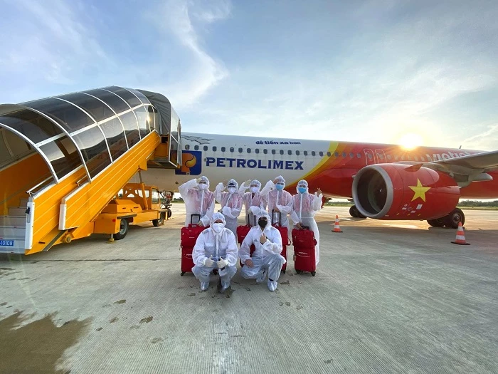 Phi hành đoàn Vietjet sẵn sàng lên đường ngay khi được giao phó niềm tin, mang trở về quê hương những người con của nước Việt