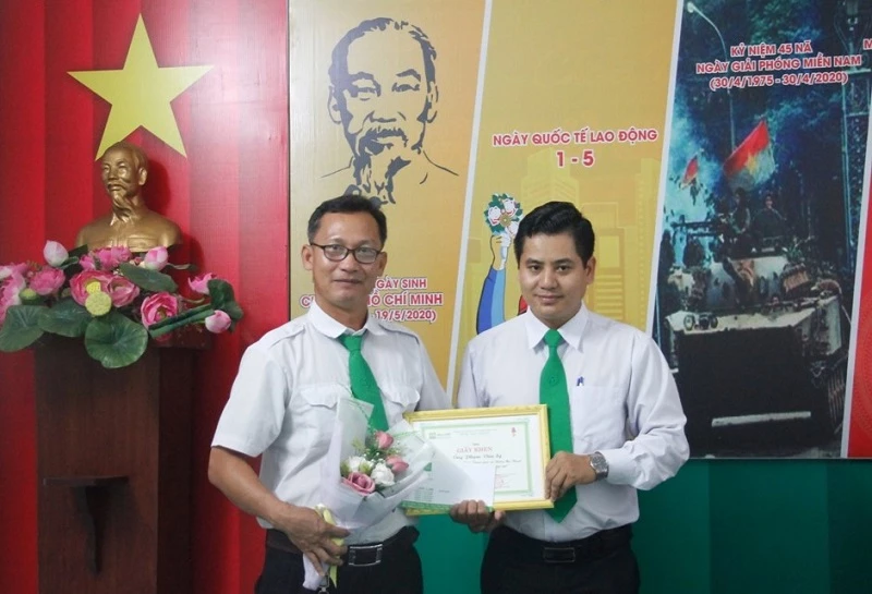 Lái xe Phạm Văn Sỹ (Mai Linh Đắk Lắk) được tỉnh Đắk Lắk tặng Bằng khen vì đã trả lại túi xách chứa 170 triệu đồng cho khách.