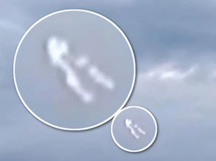 Quả cầu lửa bay lượn trên bầu trời, nghi ngờ là UFO