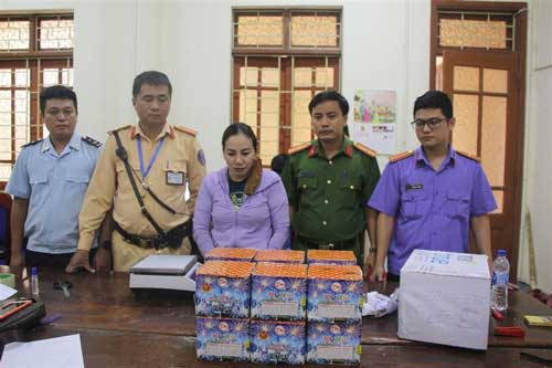 Nghệ An: Bắt quả tang 2 đối tượng mang thuốc phiện và hàng cấm xuống phố tiêu thụ