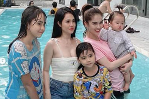 Khoe ảnh bên đại gia đình ở bể bơi, là 'Nữ hoàng nội y' nhưng Ngọc Trinh lại bị chị ruột lấn lướt