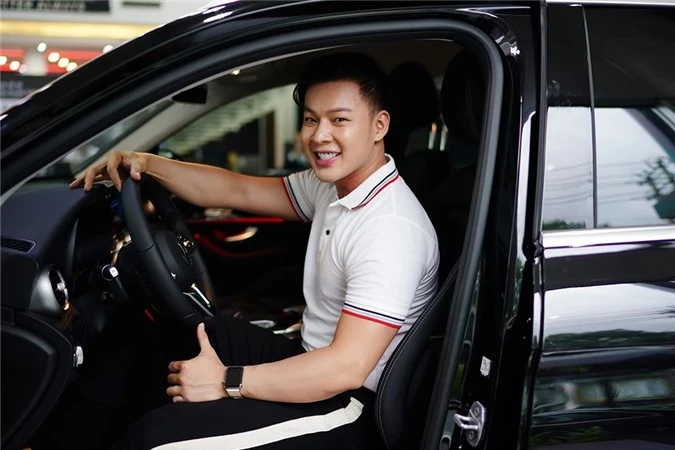 Đôi tình nhân từng sở hữu một chiếc xe khác cách đây 5 năm. Thanh Tú thường đảm nhận lái xe, đưa Don Nguyễn đi diễn.