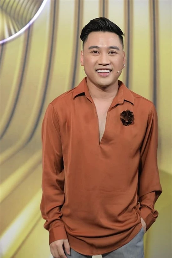 Don Nguyễn từ Mỹ về Việt Nam hoạt động từ năm 2010, với vai trò ca sĩ, diễn viên. Anh nổi tiếng với phong cách vui nhộn, hài hước.
