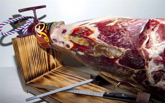 Thịt đùi lợn muối và hun khói Jamon Iberico