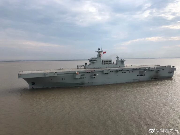 Tàu đổ bộ tấn công trang bị trực thăng Type 075 đầu tiên của Trung Quốc đã ra biển thử nghệm. Ảnh: Sina.
