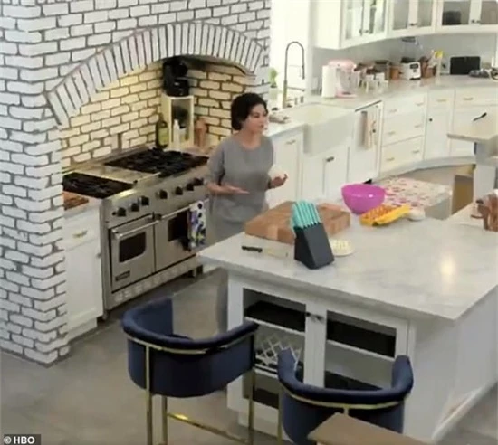 Selena Gomez học nấu ăn trong căn bếp của cô.