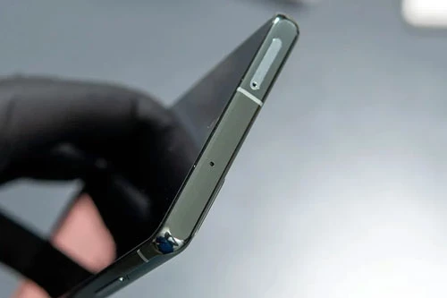 Galaxy Note 20 hỗ trợ chống bụi, chống nước theo tiêu chuẩn IP68. Điều đó giúp chúng có thể ngâm nước ở độ sâu 1,5 m trong 30 phút. 