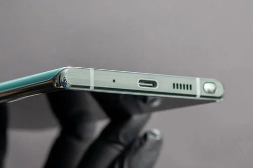 Dung lượng pin của Galaxy Note 20 là 4.300 mAh, tích hợp sạc nhanh có dây 25W, sạc nhanh không dây chuẩn Qi và sạc ngược không dây 9W.