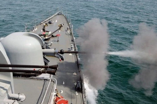 Tàu hải quân Nga đã nổ súng bắn cảnh cáo nhóm chiến hạm NATO. Ảnh: TASS.