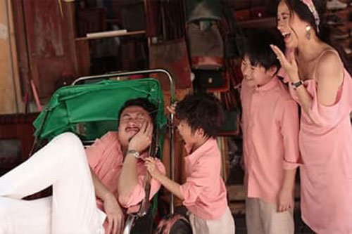 Lâm Vỹ Dạ và Hứa Minh Đạt cùng chia sẻ bộ ảnh gia đình ngọt ngào