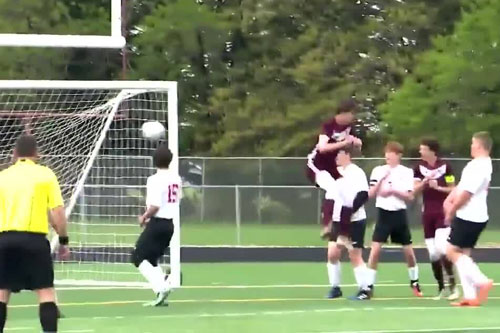 Ghi bàn bằng… mông và những pha lập công kỳ lạ nhất trong lịch sử bóng đá